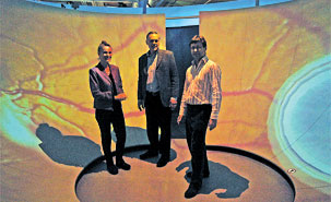 De gauche à droite, Letizia Carolinia, André-H. Caron et Michel Groulx dans l'hémisphère qui accueille les jeunes au Centre des sciences de Montréal. De gauche à droite, Letizia Carolinia, André-H. Caron et Michel Groulx dans l'hémisphère qui accueille les jeunes au Centre des sciences de Montréal.