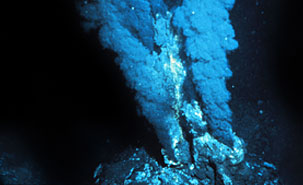 On croyait que les sources hydrothermales comme celle-ci constituaient un environnement probable de l'apparition des premières formes de vie. Selon les travaux de Nicolas Lartillot, cet environnement est trop chaud pour avoir pu donner naissance à LUCA. On croyait que les sources hydrothermales comme celle-ci constituaient un environnement probable de l'apparition des premières formes de vie. Selon les travaux de Nicolas Lartillot, cet environnement est trop chaud pour avoir pu donner naissance à LUCA.
