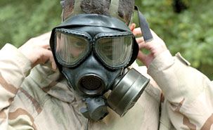Un soldat de l'armée américaine ajuste son masque au cours d'un exercice effectué en aout 2007. (Photo: USARCENT) Un soldat de l'armée américaine ajuste son masque au cours d'un exercice effectué en aout 2007. (Photo: USARCENT)