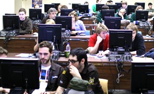 Près de 300 personnes dispersées dans quatre salles du pavillon André-Aisenstadt ont pris part aux récents Jeux des sciences de l'informatique. (Photo: David Haguenauer) Près de 300 personnes dispersées dans quatre salles du pavillon André-Aisenstadt ont pris part aux récents Jeux des sciences de l'informatique. (Photo: David Haguenauer)