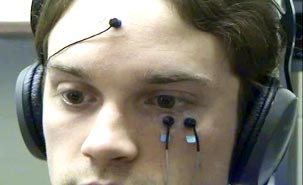 Les clignements des yeux ont été mesurés par l'activité électrique de muscles du visage. (Photo fournie par les chercheurs) Les clignements des yeux ont été mesurés par l'activité électrique de muscles du visage. (Photo fournie par les chercheurs)
