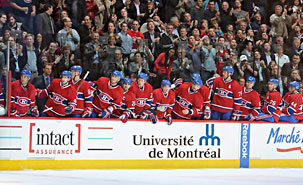 Le logo de l’Université de Montréal est affiché sur la bande de la glace du centre Bell, devant le banc du Canadien. (Photo: Les Canadiens) Le logo de l’Université de Montréal est affiché sur la bande de la glace du centre Bell, devant le banc du Canadien. (Photo: Les Canadiens)