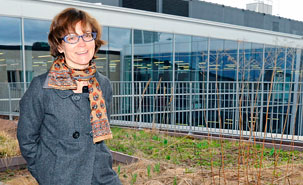 Danielle Dagenais a suivi de près les travaux d’installation du toit vert de la Faculté de l’aménagement. Danielle Dagenais a suivi de près les travaux d’installation du toit vert de la Faculté de l’aménagement.