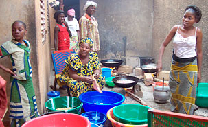 Des femmes dans une maison de Niamey préparent un festin à l’occasion de la journée du mouton. (Photo: Stéphanie Bachand)