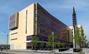 Un aperçu de la place Claude-Léveillée et son carillon en bordure du campus (Photo: Yves Lacombe) Un aperçu de la place Claude-Léveillée et son carillon en bordure du campus (Photo: Yves Lacombe)