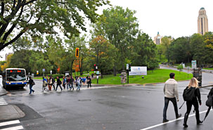 Si tous les moyens sont bons pour se rendre sur le campus, à la suite du sondage qu’elle entreprendra, l’Université aura une idée précise du nombre de personnes qui utilisent le transport en commun et la voiture, ou encore la marche, pour venir étudier ou travailler. réunion FORUM prévu 21 septembre 2011 de 09:30 à 10:30