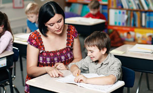 La qualité de la relation entre l'enseignant et l'élève est primordiale et contribue à la réussite scolaire. Et cette relation se développe lorsque l'enseignant est heureux au travail et qu'il se sent soutenu. (photo: iStockphoto) La qualité de la relation entre l'enseignant et l'élève est primordiale et contribue à la réussite scolaire. Et cette relation se développe lorsque l'enseignant est heureux au travail et qu'il se sent soutenu. (photo: iStockphoto)