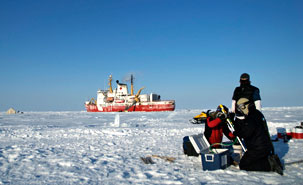 Des chercheurs recueillent des échantillons de glace dans la baie de Beaufort. À l’arrièreplan, l’Amundsen. (Photo: Dan Nguyen) Des chercheurs recueillent des échantillons de glace dans la baie de Beaufort. À l’arrièreplan, l’Amundsen. (Photo: Dan Nguyen)