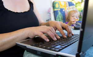 Les mamans québécoises sont friandes de blogues, mais, en ce qui concerne la nutrition, la chercheuse déduit que les informations sont trop nombreuses et créent une certaine cacophonie qui nuit à leur crédibilité. (Photo : iStockphoto) Les mamans québécoises sont friandes de blogues, mais, en ce qui concerne la nutrition, la chercheuse déduit que les informations sont trop nombreuses et créent une certaine cacophonie qui nuit à leur crédibilité. (Photo : iStockphoto)