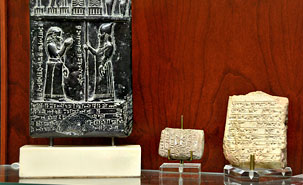 La tablette du milieu est un reçu de livraison vieux de 4000 ans et retrouvé dans les ruines de la ville sumérienne d’Ur. La tablette du milieu est un reçu de livraison vieux de 4000 ans et retrouvé dans les ruines de la ville sumérienne d’Ur.