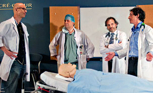 Le comédien James Hyndman donne la réplique à trois médecins. (photo : HSCM) Le comédien James Hyndman donne la réplique à trois médecins. (photo : HSCM)