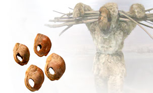 Des parures symboliques, tels des colliers de coquillages, pourraient avoir servi aux échanges intergroupes et contribué à l'expansion rapide d'Homo sapiens. Des parures symboliques, tels des colliers de coquillages, pourraient avoir servi aux échanges intergroupes et contribué à l'expansion rapide d'Homo sapiens.