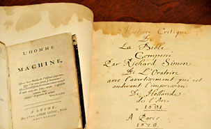 À gauche «L'homme-machine», publié en 1747 et qui obligea son auteur à s'exiler à Berlin; à droite un exemplaire de l'«Histoire critique du Vieux Testament» à avoir survécu au temps et surtout à la censure, avec une dizaine d'autres. À gauche «L'homme-machine», publié en 1747 et qui obligea son auteur à s'exiler à Berlin; à droite un exemplaire de l'«Histoire critique du Vieux Testament» à avoir survécu au temps et surtout à la censure, avec une dizaine d'autres.