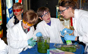 Le Marathon de la chimie, qui faisait partie des 24 heures de science l'an dernier, a valu à ses organisateurs, Andreea-R. Schmitzer, professeure à la Faculté de chimie, et Stéphane Béranger, coordonnateur au développement durable, le Prix des 24 heures de science 2011. (photo : Perrine Poisson) Le Marathon de la chimie, qui faisait partie des 24 heures de science l'an dernier, a valu à ses organisateurs, Andreea-R. Schmitzer, professeure à la Faculté de chimie, et Stéphane Béranger, coordonnateur au développement durable, le Prix des 24 heures de science 2011. (photo : Perrine Poisson)