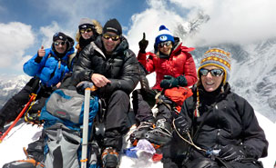 Maude Pagé, qui porte la tuque des Carabins, et ses amis ont toutes les raisons d’être fiers. Car comme elle le dit, le mur de glace de 200 mètres rencontré dans le dernier droit a rendu la montée très difficile. (Photo: Jean-Pierre Danvoye) Maude Pagé, qui porte la tuque des Carabins, et ses amis ont toutes les raisons d’être fiers. Car comme elle le dit, le mur de glace de 200 mètres rencontré dans le dernier droit a rendu la montée très difficile. (Photo: Jean-Pierre Danvoye)
