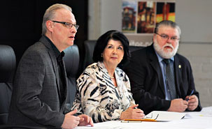M. Scherrer, Francine Ruest Jutras, mairesse de Drummondville, et Guy Drouin, de la Corporation Rues principales de cette même ville, se sont entendus pour mettre sur pied des ateliers d’aménagement urbain auxquels participeront des étudiants de l’Institut cet été. (Photo: Ghislain Bergeron) M. Scherrer, Francine Ruest Jutras, mairesse de Drummondville, et Guy Drouin, de la Corporation Rues principales de cette même ville, se sont entendus pour mettre sur pied des ateliers d’aménagement urbain auxquels participeront des étudiants de l’Institut cet été. (Photo: Ghislain Bergeron)