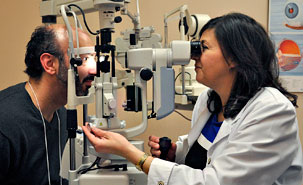 Mme Bitton examine un patient chez qui elle mesurera le degré de sècheresse oculaire. (Photo: Alexis Gagnon) Mme Bitton examine un patient chez qui elle mesurera le degré de sècheresse oculaire. (Photo: Alexis Gagnon)