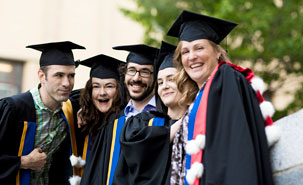 Les diplômés de troisième cycle laissent éclater leur joie après avoir mis le point final à un parcours enrichissant mais long et souvent sinueux. (photo : Yves Lacombe) Les diplômés de troisième cycle laissent éclater leur joie après avoir mis le point final à un parcours enrichissant mais long et souvent sinueux. (photo : Yves Lacombe)