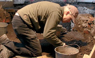 Brad Lowen, responsable de l'École de fouilles archéologiques de Pointe-à-Callière, exhume une structure ayant fait partie du fort Ville-Marie. Brad Lowen, responsable de l'École de fouilles archéologiques de Pointe-à-Callière, exhume une structure ayant fait partie du fort Ville-Marie.