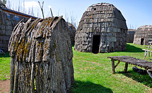 Reconstitution fidèle d’une maison longue sur le site Droulers-Tsiionhiakwatha. Reconstitution fidèle d’une maison longue sur le site Droulers-Tsiionhiakwatha.