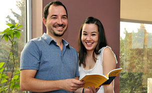 M. Gougeon et Mme Lambert-Chan sont très fiers de pouvoir donner une nouvelle vie aux chroniques du Petit guide de survie des étudiants. M. Gougeon et Mme Lambert-Chan sont très fiers de pouvoir donner une nouvelle vie aux chroniques du Petit guide de survie des étudiants.