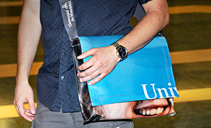 Les bannières de l'UdeM sont transformées en sacs au logo de l'Université. Les bannières de l'UdeM sont transformées en sacs au logo de l'Université.