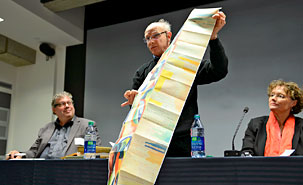 M. Bochner, au centre, démontre à sa manière que la version papier des ouvrages peut contenir bien des surprises irremplaçables à son avis. Il est entouré de M. White et de Mme Lagacé-Dowson. (Photo: Alexis Gagnon) M. Bochner, au centre, démontre à sa manière que la version papier des ouvrages peut contenir bien des surprises irremplaçables à son avis. Il est entouré de M. White et de Mme Lagacé-Dowson. (Photo: Alexis Gagnon)
