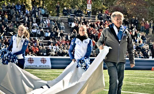 Le 13 octobre dernier, juste avant le match de football de Carabins, John Parisella et deux étudiantes membres de l'équipe de cheerleading de l'Université s'apprêtaient à dérouler la bannière de la signature Campus Montréal. Le 13 octobre dernier, juste avant le match de football de Carabins, John Parisella et deux étudiantes membres de l'équipe de cheerleading de l'Université s'apprêtaient à dérouler la bannière de la signature Campus Montréal.
