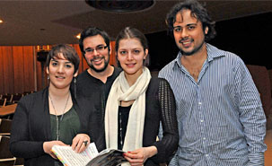 Mme Colletta, soprano interprétant Mme Lidoine, la nouvelle prieure; le baryton Julien Horbatuk, qui incarne le marquis de la Force; la soprano Anne-Marie Suire, qui est Blanche de la Force; et le ténor Adrian Rodriguez Sterling, qui joue le chevalier de la Force. Mme Colletta, soprano interprétant Mme Lidoine, la nouvelle prieure; le baryton Julien Horbatuk, qui incarne le marquis de la Force; la soprano Anne-Marie Suire, qui est Blanche de la Force; et le ténor Adrian Rodriguez Sterling, qui joue le chevalier de la Force.