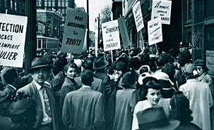 Piqueteurs manifestant sur les trottoirs autour du magasin le 2 mai 1952 (Photo: Editorial Associates Ltd) Piqueteurs manifestant sur les trottoirs autour du magasin le 2 mai 1952 (Photo: Editorial Associates Ltd)