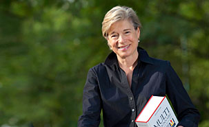 Tout en demeurant une mordue des éditions papier des dictionnaires, Monique Cormier s'intéresse aux mutations du support au point de faire du numérique le thème de la 4e Journée québécoise des dictionnaires, le 4 octobre prochain. (Photo: Rémy Boily) Tout en demeurant une mordue des éditions papier des dictionnaires, Monique Cormier s'intéresse aux mutations du support au point de faire du numérique le thème de la 4e Journée québécoise des dictionnaires, le 4 octobre prochain. (Photo: Rémy Boily)