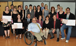 Les récipiendaires des bourses, Lise Pressé, Isabelle Lehoux et Jonathan Elmaleh, aux côtés de Nicolas Fortin du Service de soutien aux étudiants en situation de handicap, Maryse Darsigny, conseillère en gestion de la diversité, Anne-Marie Boisvert, vice-rectrice aux ressources humaines et à la planification, Gilles Lavigne, doyen de la Faculté de médecine dentaire. Deuxième rangée : Sandra Gagnon, Pascale Carrier, Julie Constantineau, Pierre Lemieux, Terhi Saario, Isabelle Laurent de la Direction des ressources humaines, Jean-Louis Richer, Annie Byarelle, Hélène Trifiro et Dania Ramirez du Service aux étudiants. À la photo de famille UdeM, se sont greffés des partenaires du Réseau des entreprises pour l’intégration des personnes handicapées. Les récipiendaires des bourses, Lise Pressé, Isabelle Lehoux et Jonathan Elmaleh, aux côtés de Nicolas Fortin du Service de soutien aux étudiants en situation de handicap, Maryse Darsigny, conseillère en gestion de la diversité, Anne-Marie Boisvert, vice-rectrice aux ressources humaines et à la planification, Gilles Lavigne, doyen de la Faculté de médecine dentaire. Deuxième rangée : Sandra Gagnon, Pascale Carrier, Julie Constantineau, Pierre Lemieux, Terhi Saario, Isabelle Laurent de la Direction des ressources humaines, Jean-Louis Richer, Annie Byarelle, Hélène Trifiro et Dania Ramirez du Service aux étudiants. À la photo de famille UdeM, se sont greffés des partenaires du Réseau des entreprises pour l’intégration des personnes handicapées.