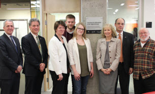 De gauche à droite : Louis Sauvageau, directeur des immeubles, Richard Dumont, directeur général des bibliothèques, Claire Dubois, directrice des bibliothèques scientifiques, Vincent Fournier Gosselin et Joanie Martineau, représentants étudiants membres du comité CANO, Louise Béliveau, vice-rectrice aux affaires étudiantes et au développement durable, Éric Filteau, vice-recteur aux finances et aux infrastructures, et Robert Martin, représentant étudiant membre du comité CANO. De gauche à droite : Louis Sauvageau, directeur des immeubles, Richard Dumont, directeur général des bibliothèques, Claire Dubois, directrice des bibliothèques scientifiques, Vincent Fournier Gosselin et Joanie Martineau, représentants étudiants membres du comité CANO, Louise Béliveau, vice-rectrice aux affaires étudiantes et au développement durable, Éric Filteau, vice-recteur aux finances et aux infrastructures, et Robert Martin, représentant étudiant membre du comité CANO.